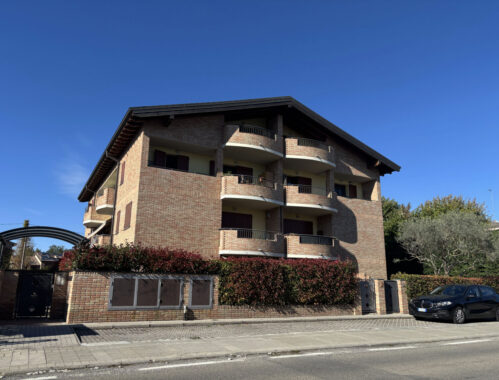 QUADRILOCALE SU DUE LIVELLI QUASI INTERAMENTE ARREDATO CON GARAGE