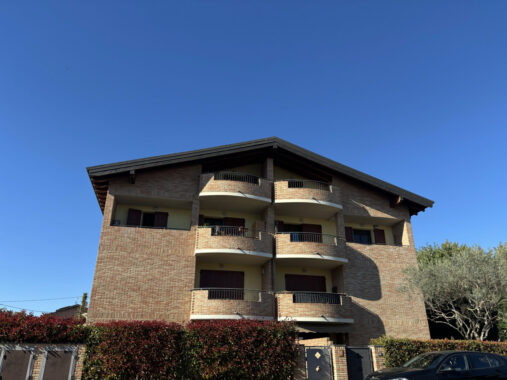 QUADRILOCALE SU DUE LIVELLI QUASI INTERAMENTE ARREDATO CON GARAGE