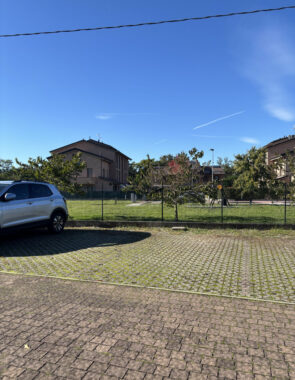 QUADRILOCALE SU DUE LIVELLI QUASI INTERAMENTE ARREDATO CON GARAGE