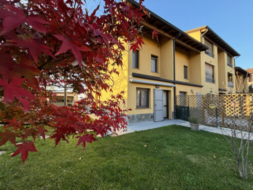 PORZIONE DI TESTA CON PISCINA E AMPIO GIARDINO