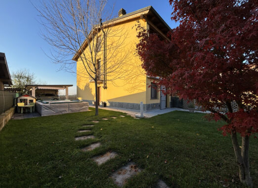 PORZIONE DI TESTA CON PISCINA E AMPIO GIARDINO