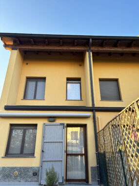 PORZIONE DI TESTA CON PISCINA E AMPIO GIARDINO