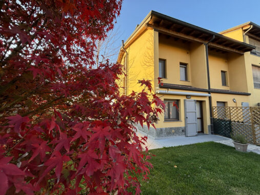 PORZIONE DI TESTA CON PISCINA E AMPIO GIARDINO