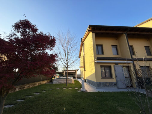 PORZIONE DI TESTA CON PISCINA E AMPIO GIARDINO