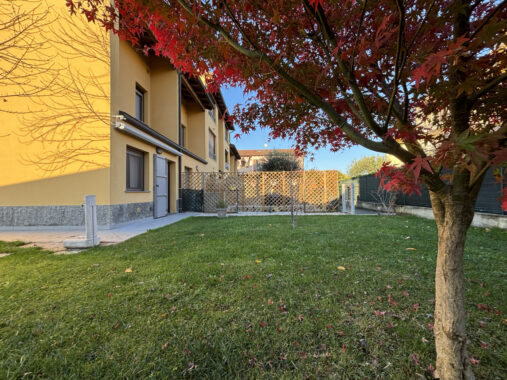 PORZIONE DI TESTA CON PISCINA E AMPIO GIARDINO