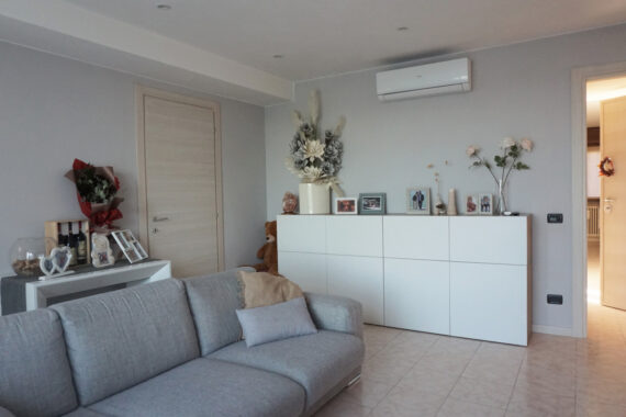 PORZIONE DI TESTA CON PISCINA E AMPIO GIARDINO