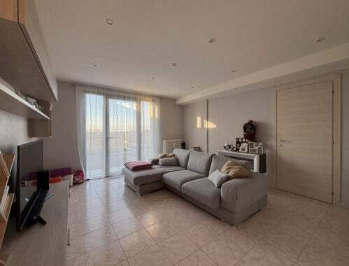 PORZIONE DI TESTA CON PISCINA E AMPIO GIARDINO