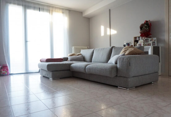 PORZIONE DI TESTA CON PISCINA E AMPIO GIARDINO