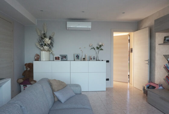 PORZIONE DI TESTA CON PISCINA E AMPIO GIARDINO