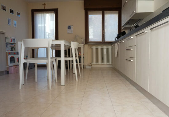 PORZIONE DI TESTA CON PISCINA E AMPIO GIARDINO