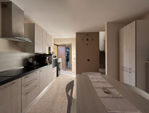 PORZIONE DI TESTA CON PISCINA E AMPIO GIARDINO