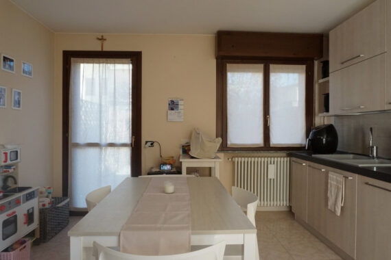 PORZIONE DI TESTA CON PISCINA E AMPIO GIARDINO