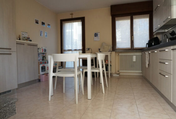 PORZIONE DI TESTA CON PISCINA E AMPIO GIARDINO