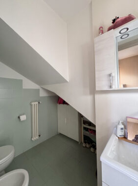 PORZIONE DI TESTA CON PISCINA E AMPIO GIARDINO