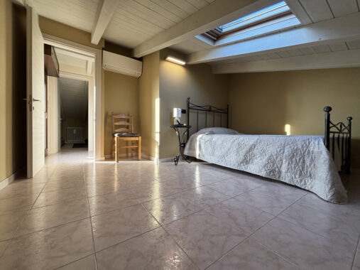 PORZIONE DI TESTA CON PISCINA E AMPIO GIARDINO