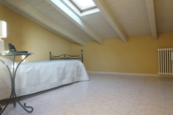 PORZIONE DI TESTA CON PISCINA E AMPIO GIARDINO