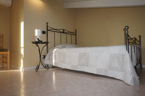 PORZIONE DI TESTA CON PISCINA E AMPIO GIARDINO