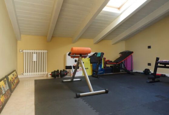 PORZIONE DI TESTA CON PISCINA E AMPIO GIARDINO