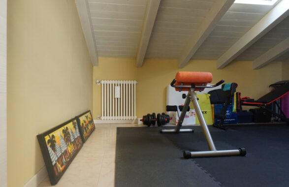 PORZIONE DI TESTA CON PISCINA E AMPIO GIARDINO