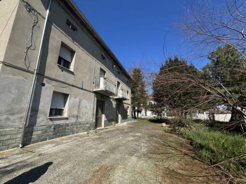 BIFAMILIARE CON GIARDINO E AREA CORTILIZIA