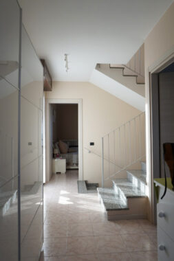 PORZIONE DI TESTA CON PISCINA E AMPIO GIARDINO