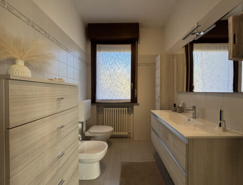 PORZIONE DI TESTA CON PISCINA E AMPIO GIARDINO