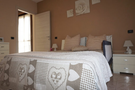 PORZIONE DI TESTA CON PISCINA E AMPIO GIARDINO