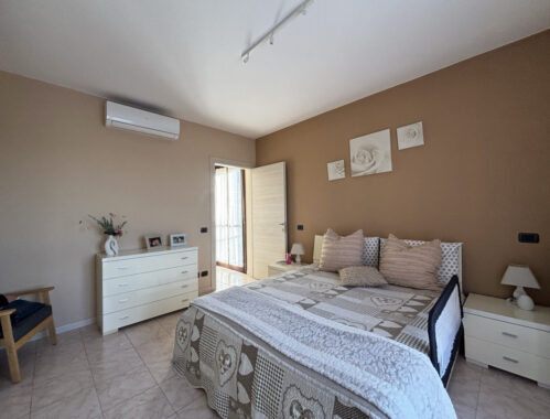 PORZIONE DI TESTA CON PISCINA E AMPIO GIARDINO