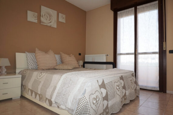 PORZIONE DI TESTA CON PISCINA E AMPIO GIARDINO