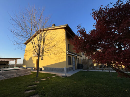 PORZIONE DI TESTA CON PISCINA E AMPIO GIARDINO