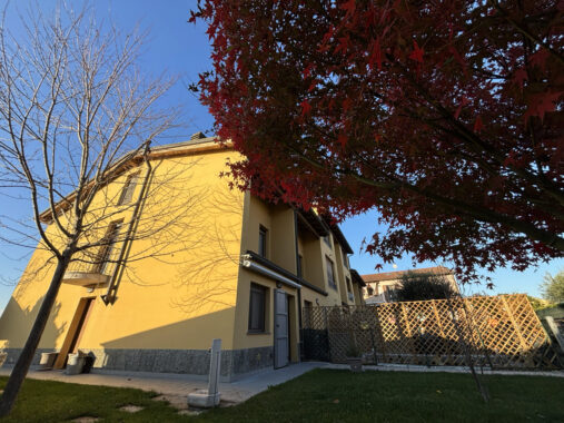 PORZIONE DI TESTA CON PISCINA E AMPIO GIARDINO