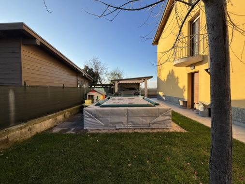 PORZIONE DI TESTA CON PISCINA E AMPIO GIARDINO