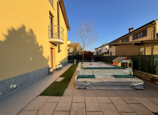 PORZIONE DI TESTA CON PISCINA E AMPIO GIARDINO