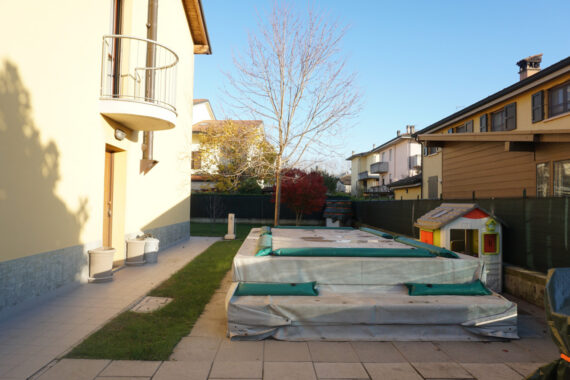 PORZIONE DI TESTA CON PISCINA E AMPIO GIARDINO