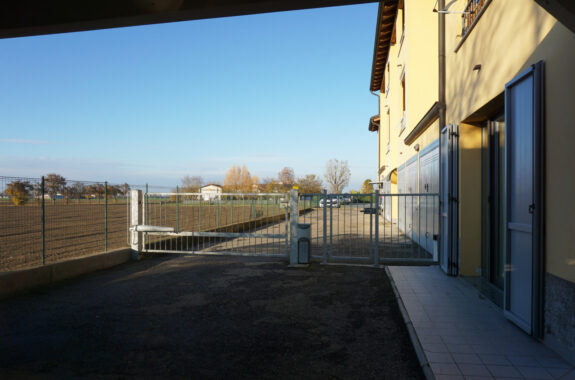 PORZIONE DI TESTA CON PISCINA E AMPIO GIARDINO