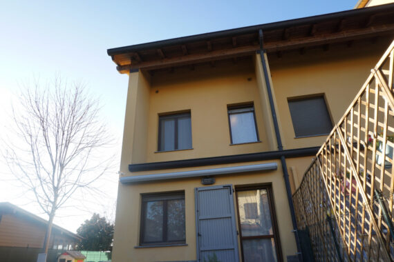 PORZIONE DI TESTA CON PISCINA E AMPIO GIARDINO