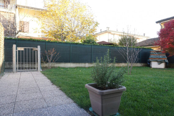 PORZIONE DI TESTA CON PISCINA E AMPIO GIARDINO