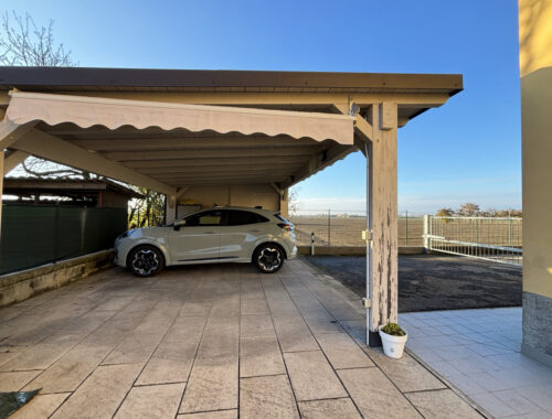 PORZIONE DI TESTA CON PISCINA E AMPIO GIARDINO