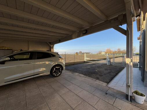 PORZIONE DI TESTA CON PISCINA E AMPIO GIARDINO