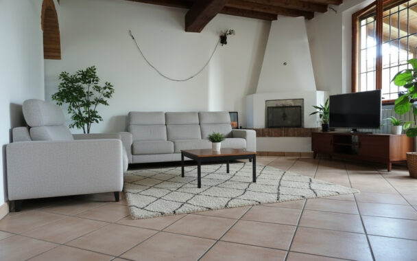 PORZIONE DI CASA DI TESTA CON AMPIO TERRENO CIRCOSTANTE