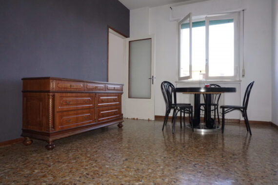 AMPIO QUADRILOCALE DA RESTRUTTURARE