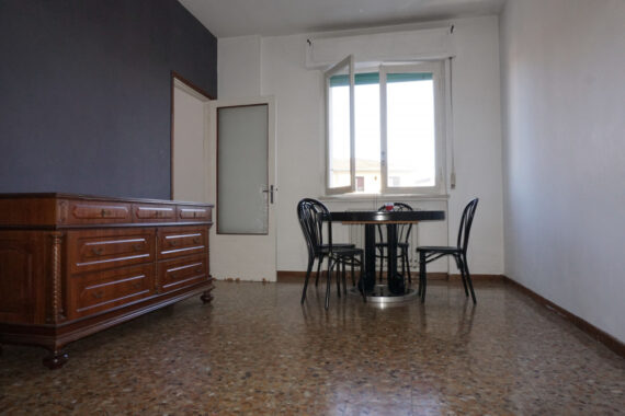 AMPIO QUADRILOCALE DA RESTRUTTURARE