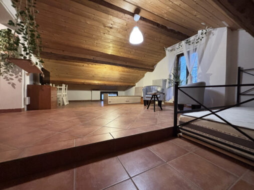 TRILOCALE ACCOGLIENTE SU DUE LIVELLI