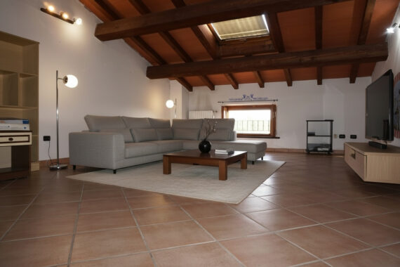 PORZIONE DI CASA DI TESTA CON AMPIO TERRENO CIRCOSTANTE