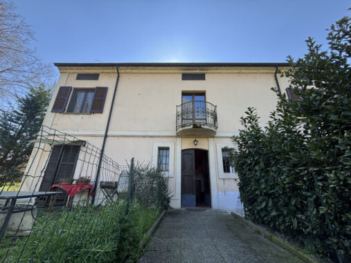 TRILOCALE SU DUE LIVELLI IN PICCOLA CORTE