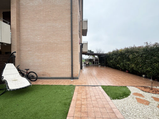 QUADRILOCALE CON INGRESSO INDIPENDENTE E AMPIO GIARDINO PRIVATO
