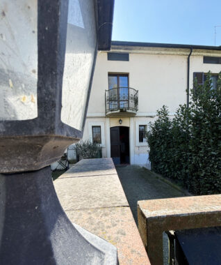 TRILOCALE SU DUE LIVELLI IN PICCOLA CORTE