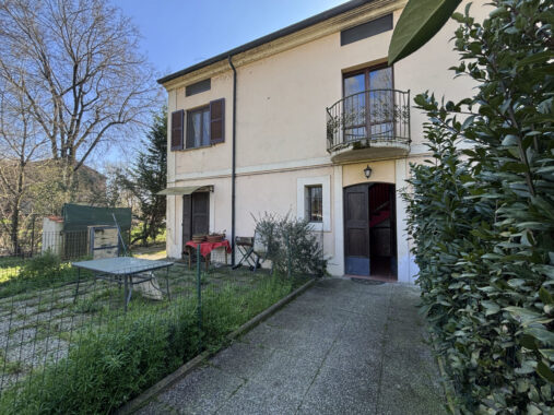 TRILOCALE SU DUE LIVELLI IN PICCOLA CORTE