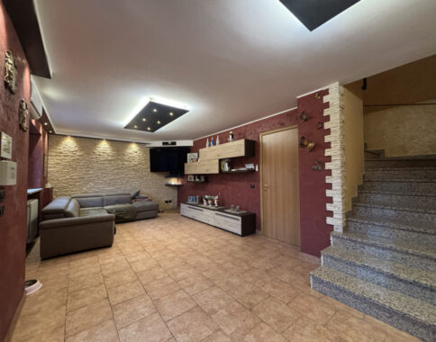 QUADRILOCALE CON INGRESSO INDIPENDENTE E AMPIO GIARDINO PRIVATO