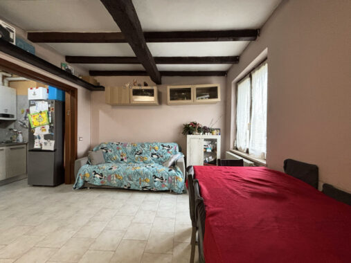 TRILOCALE SU DUE LIVELLI IN PICCOLA CORTE